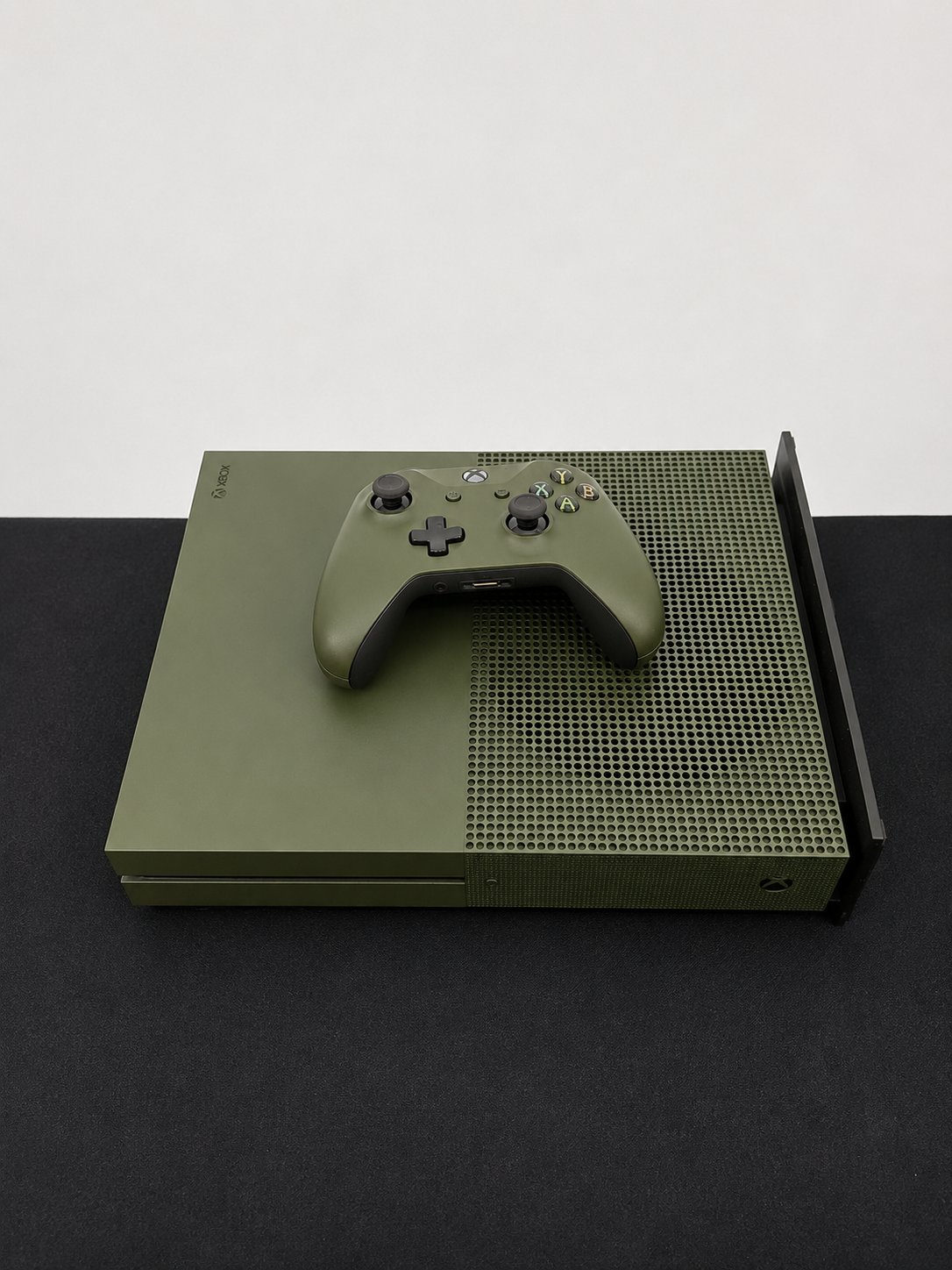 Xbox One S 1TB color Military Verde, incluye un juego, control y sus cables