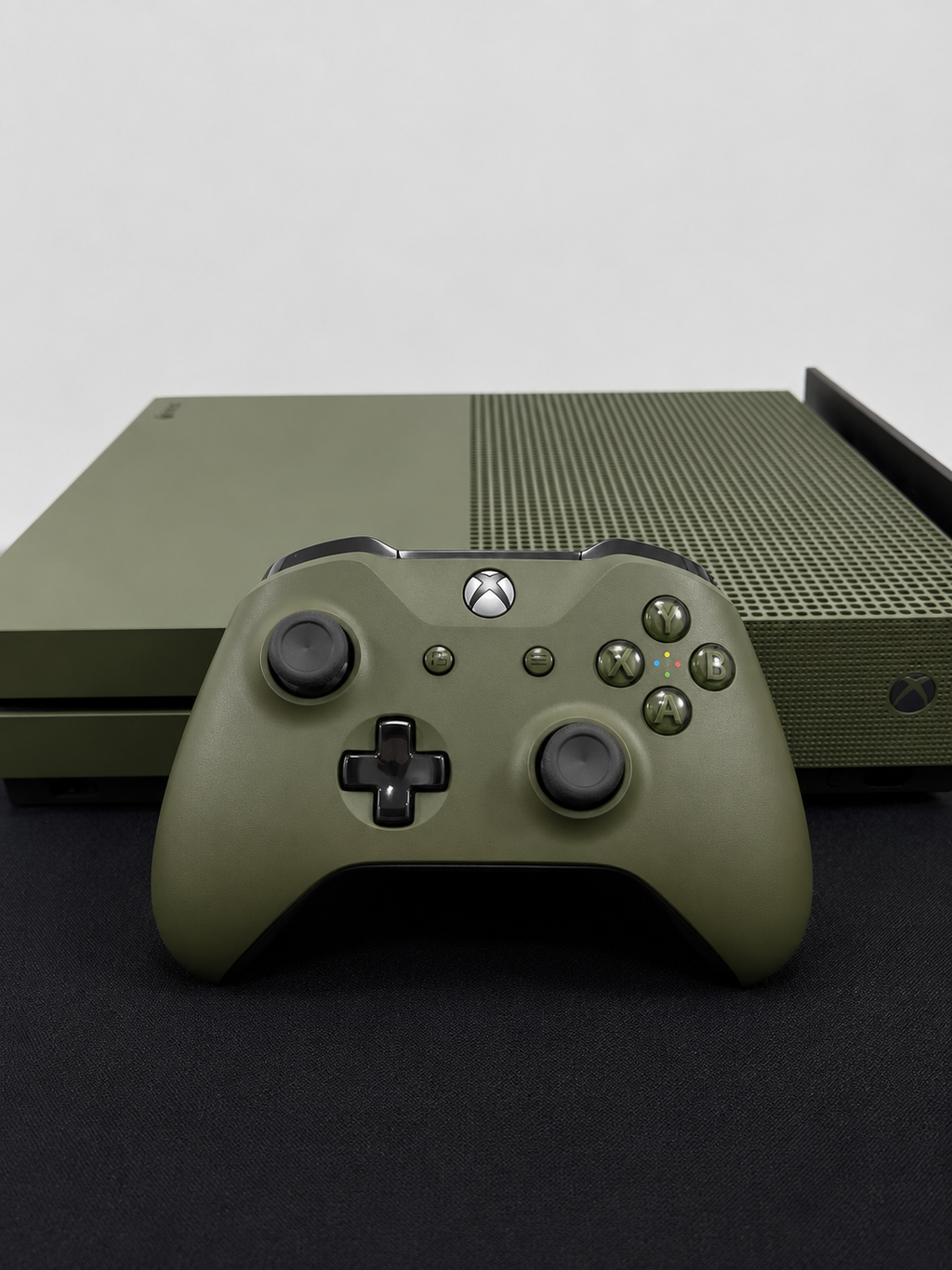 Xbox One S 1TB color Military Verde, incluye un juego, control y sus cables