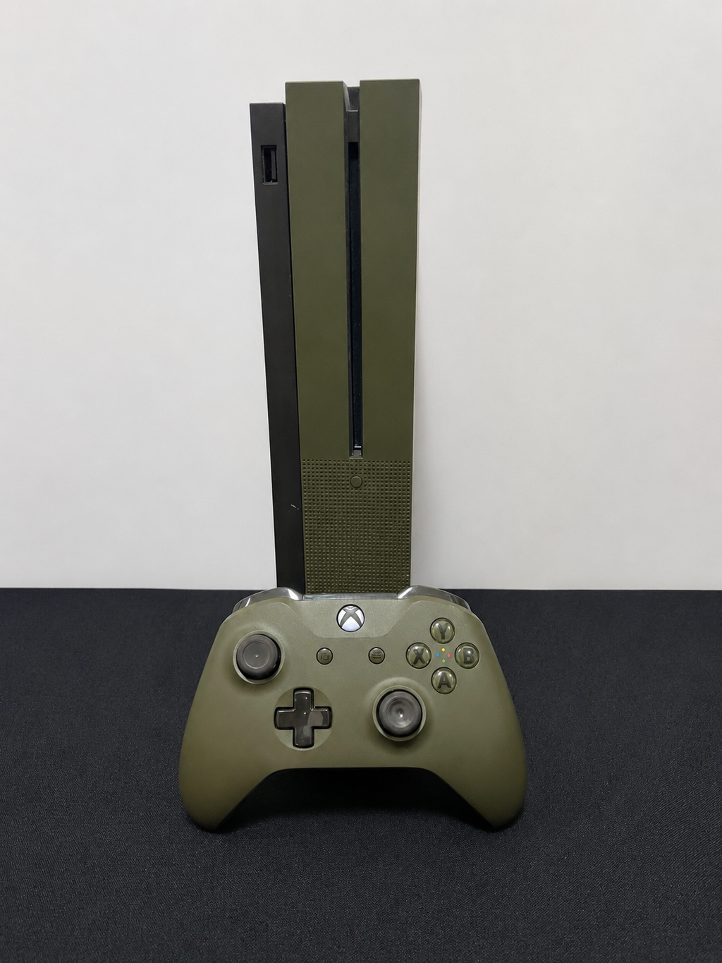 Xbox One S 1TB color Military Verde, incluye un juego, control y sus cables