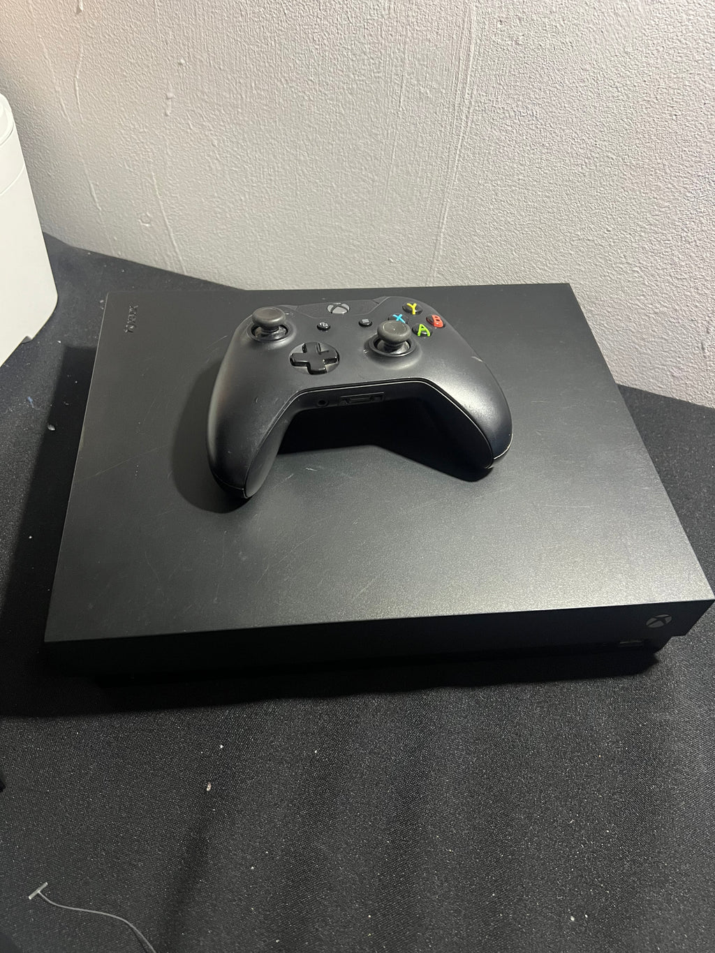 Xbox One X - 1TB (incluye un control y un juego)