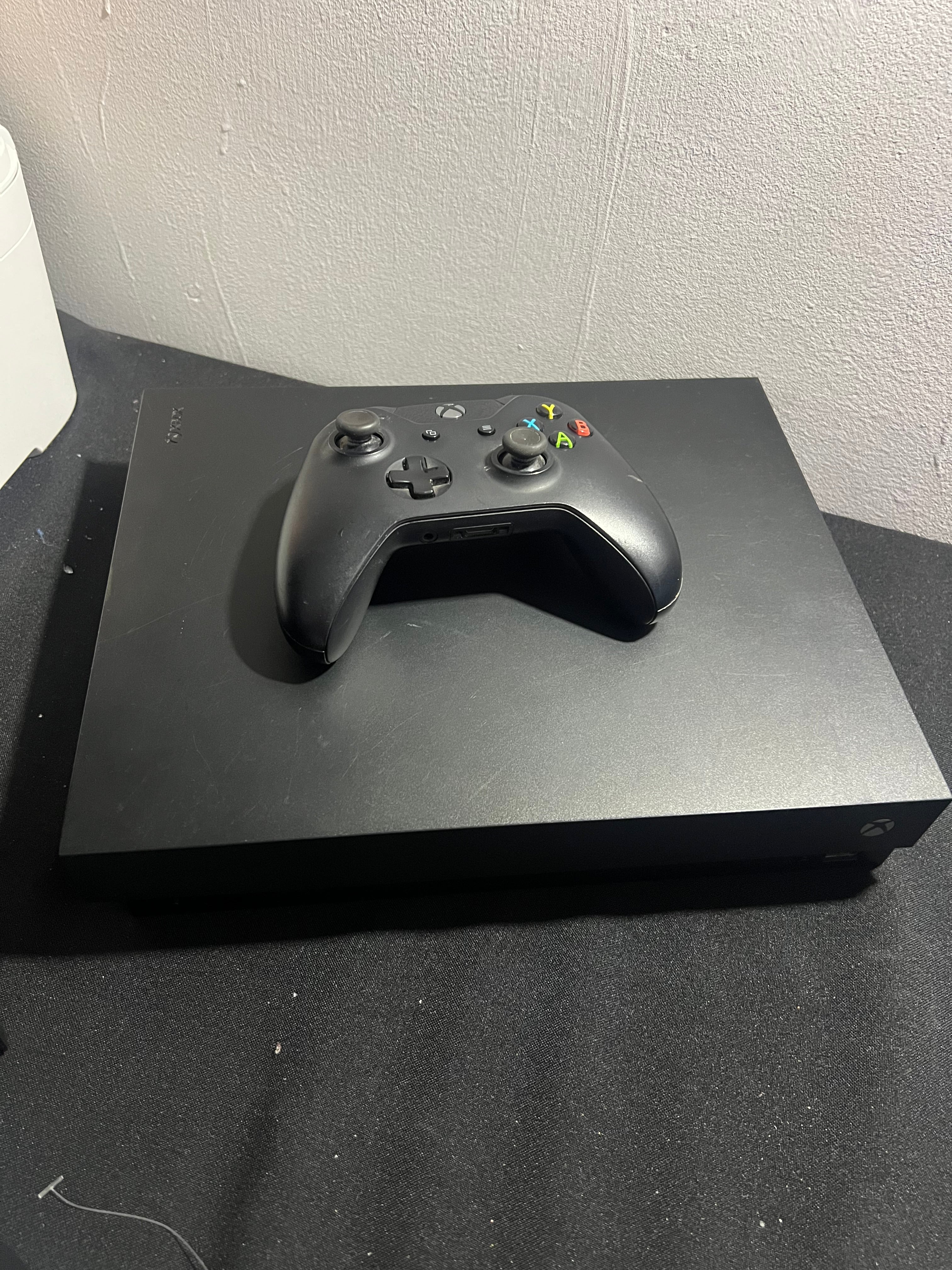 Xbox One X - 1TB (incluye un control y un juego)