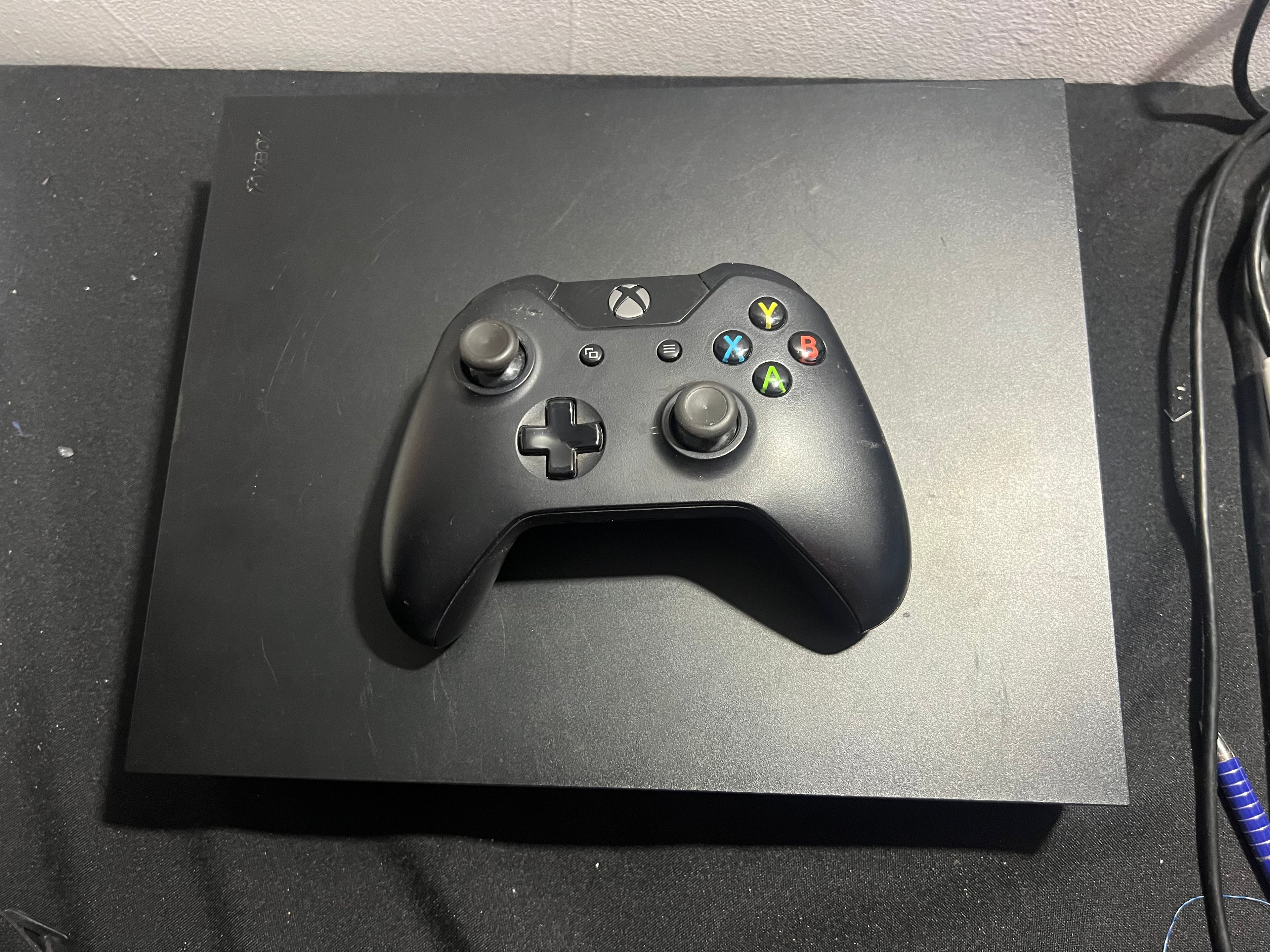 Xbox One X - 1TB (incluye un control y un juego)
