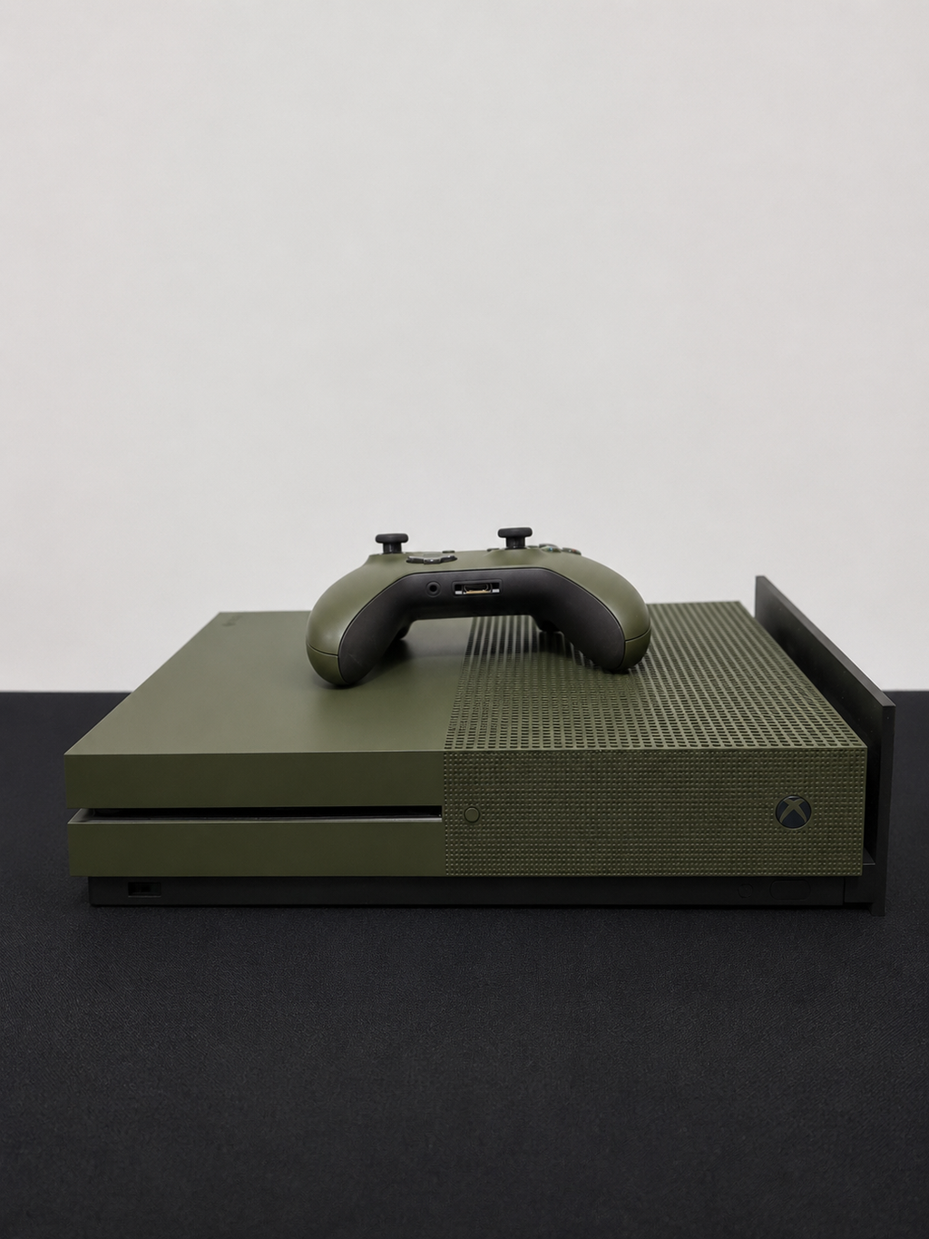 Xbox One S 1TB color Military Verde, incluye un juego, control y sus cables
