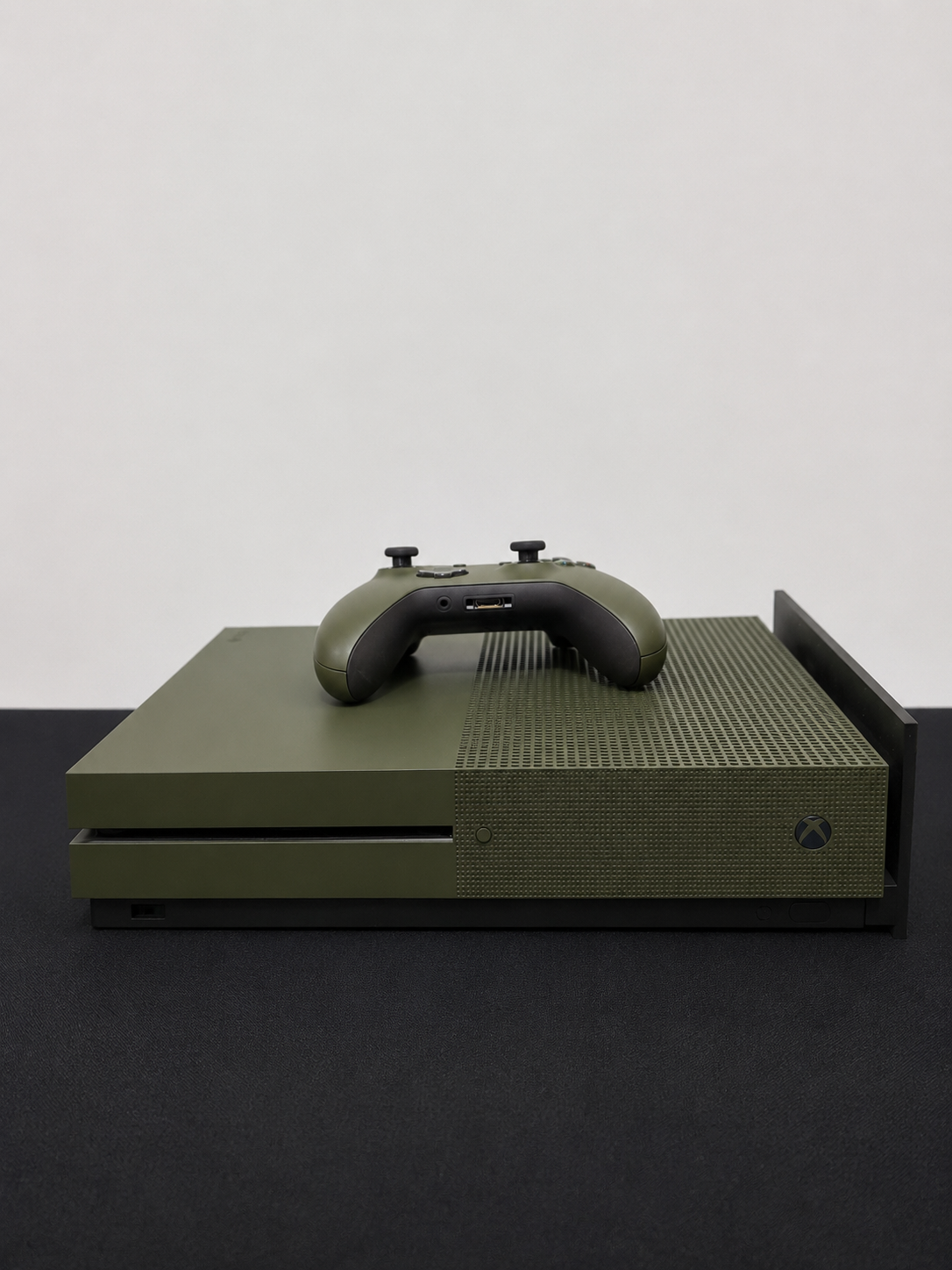 Xbox One S 1TB color Military Verde, incluye un juego, control y sus cables
