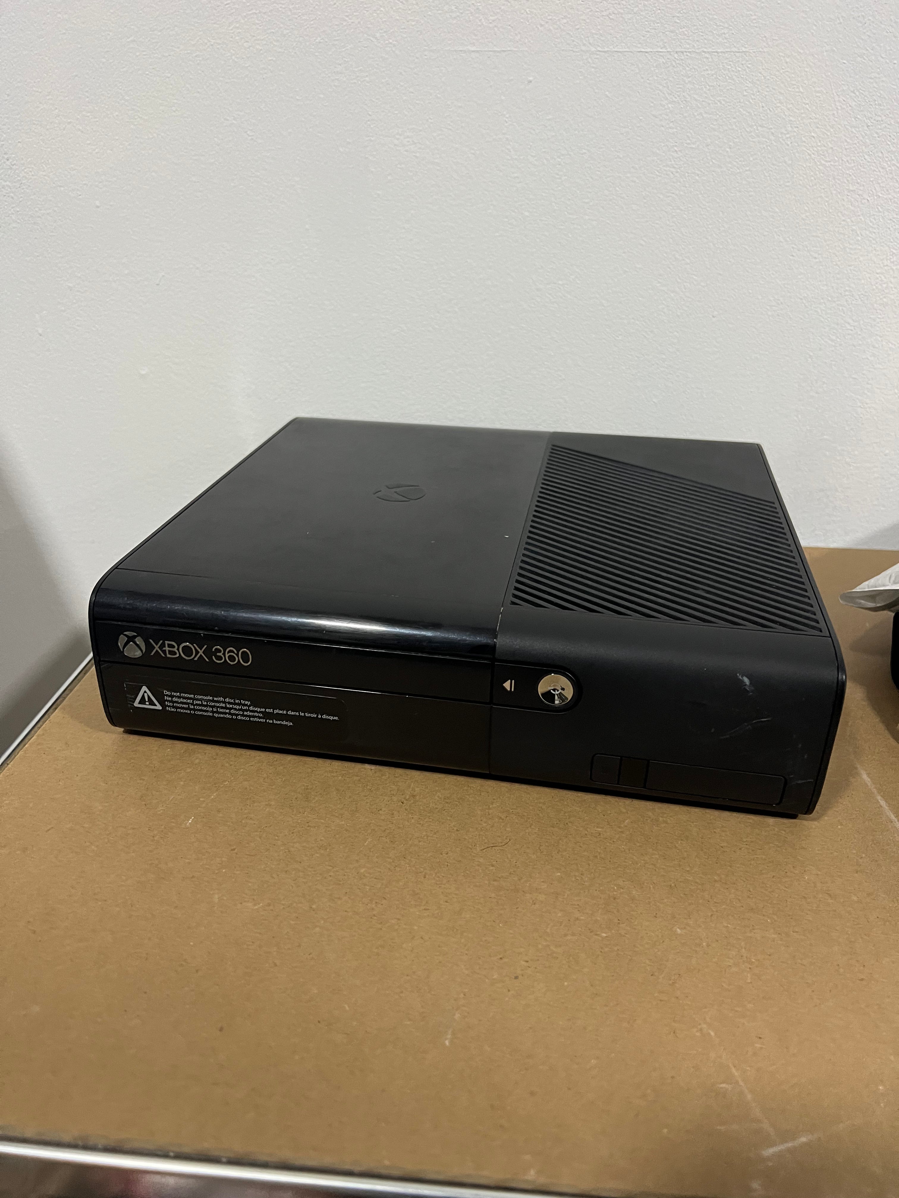 Xbox 360 E consola completa