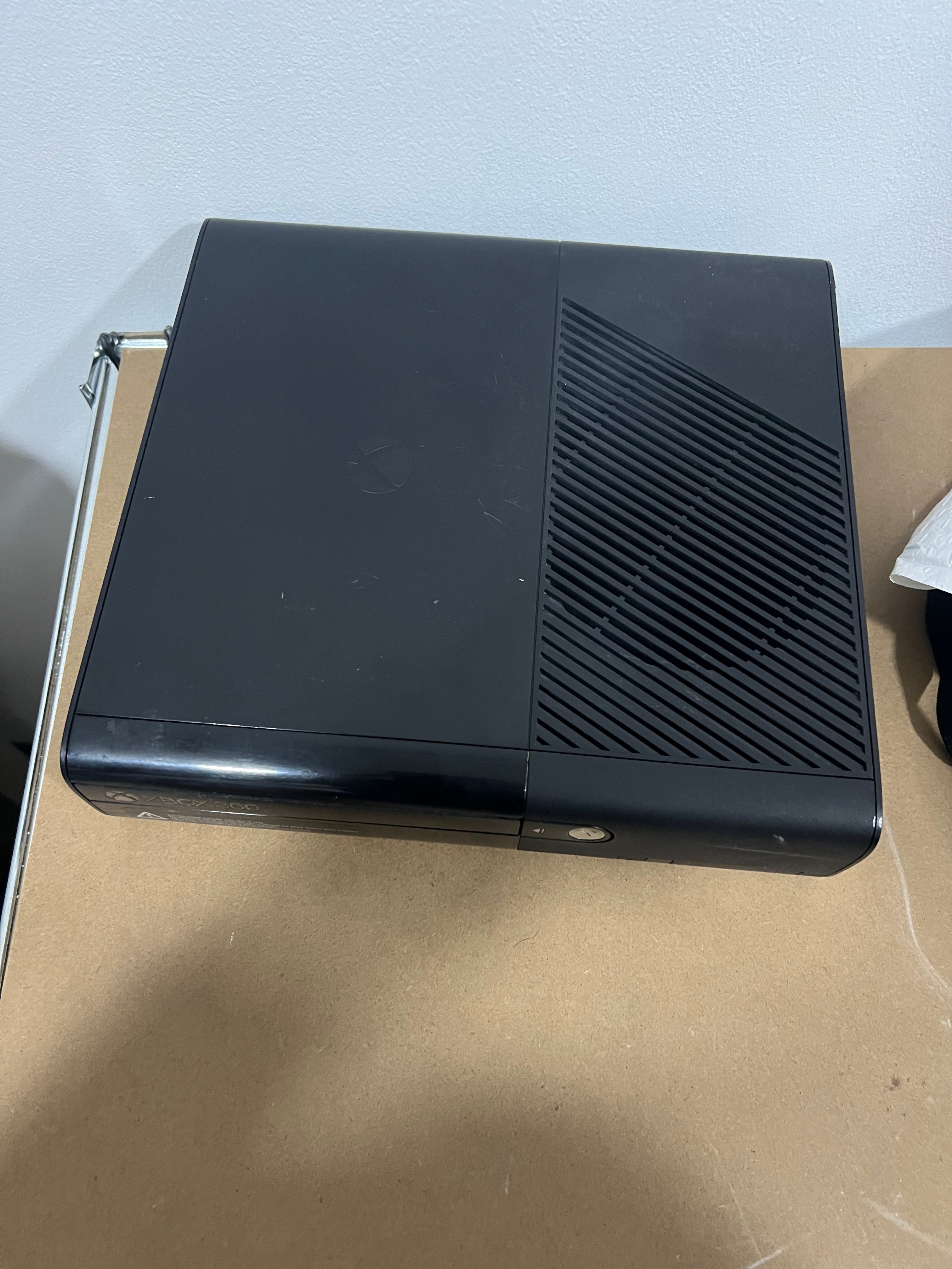 Xbox 360 E consola completa