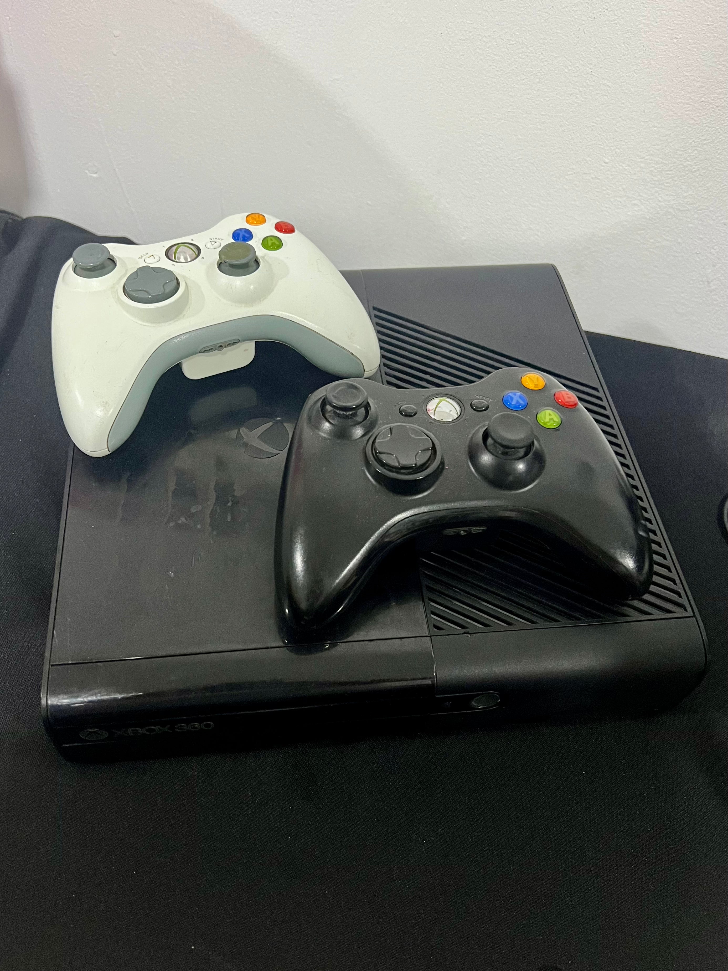 Xbox 360 E Slim - 2 controles (sin disco duro)