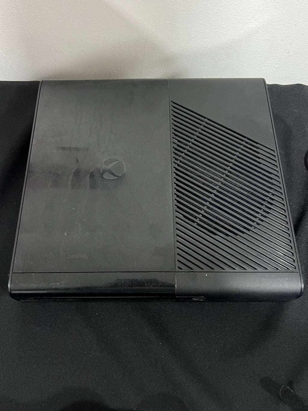 Xbox 360 E Slim - 2 controles (sin disco duro)