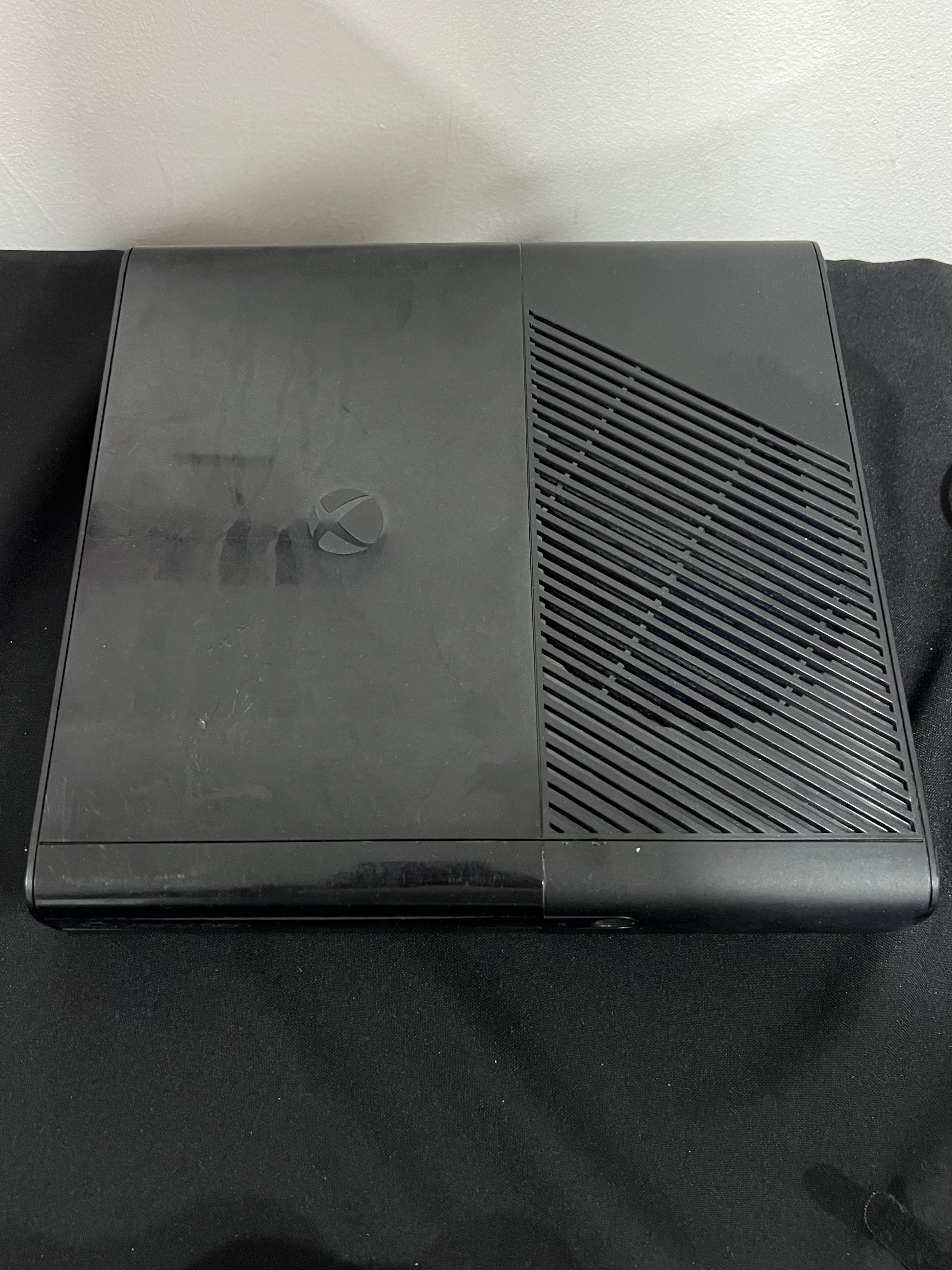 Xbox 360 E Slim - 2 controles (sin disco duro)