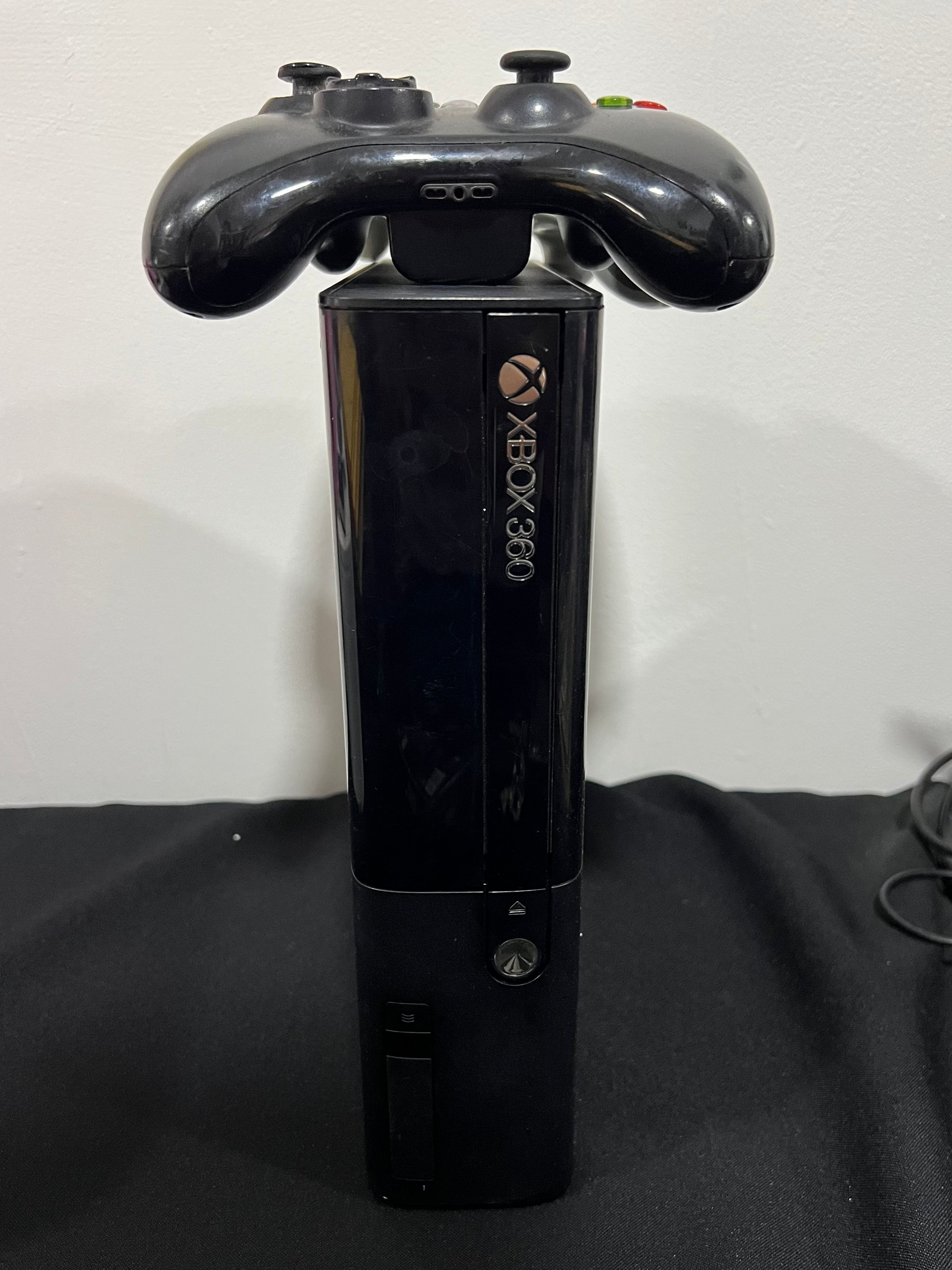 Xbox 360 E Slim - 2 controles (sin disco duro)