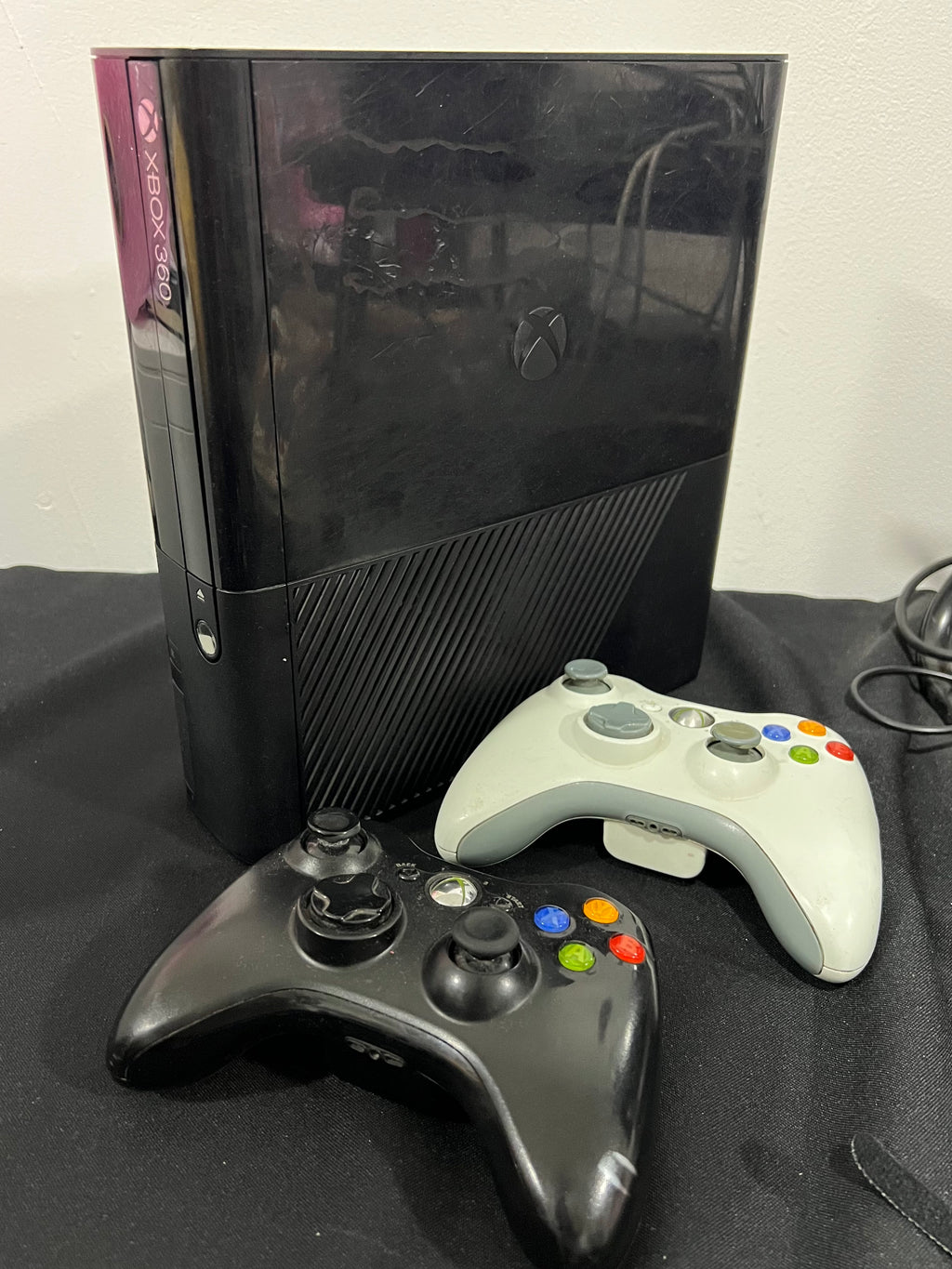 Xbox 360 E Slim - 2 controles (sin disco duro)