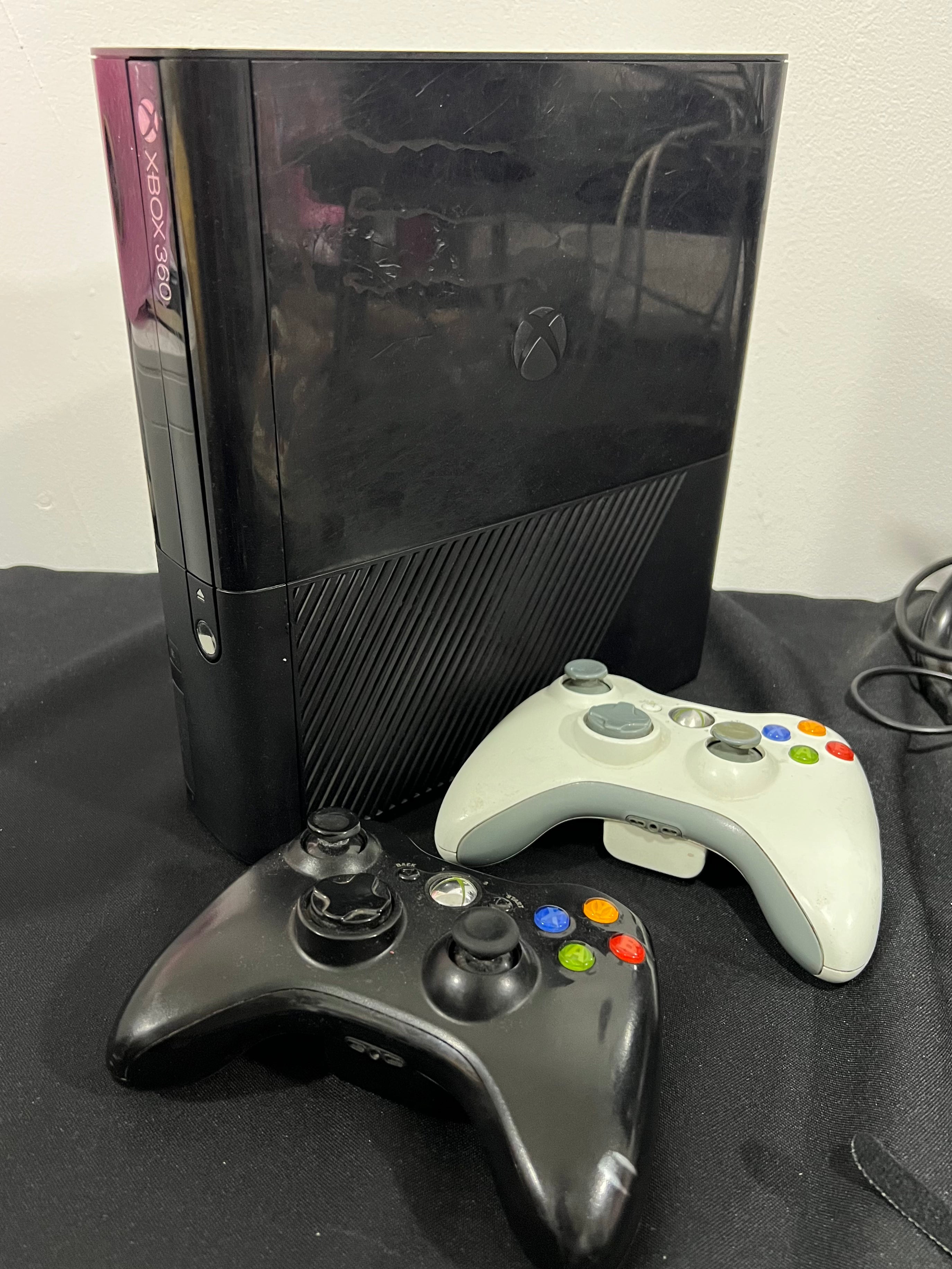 Xbox 360 E Slim - 2 controles (sin disco duro)
