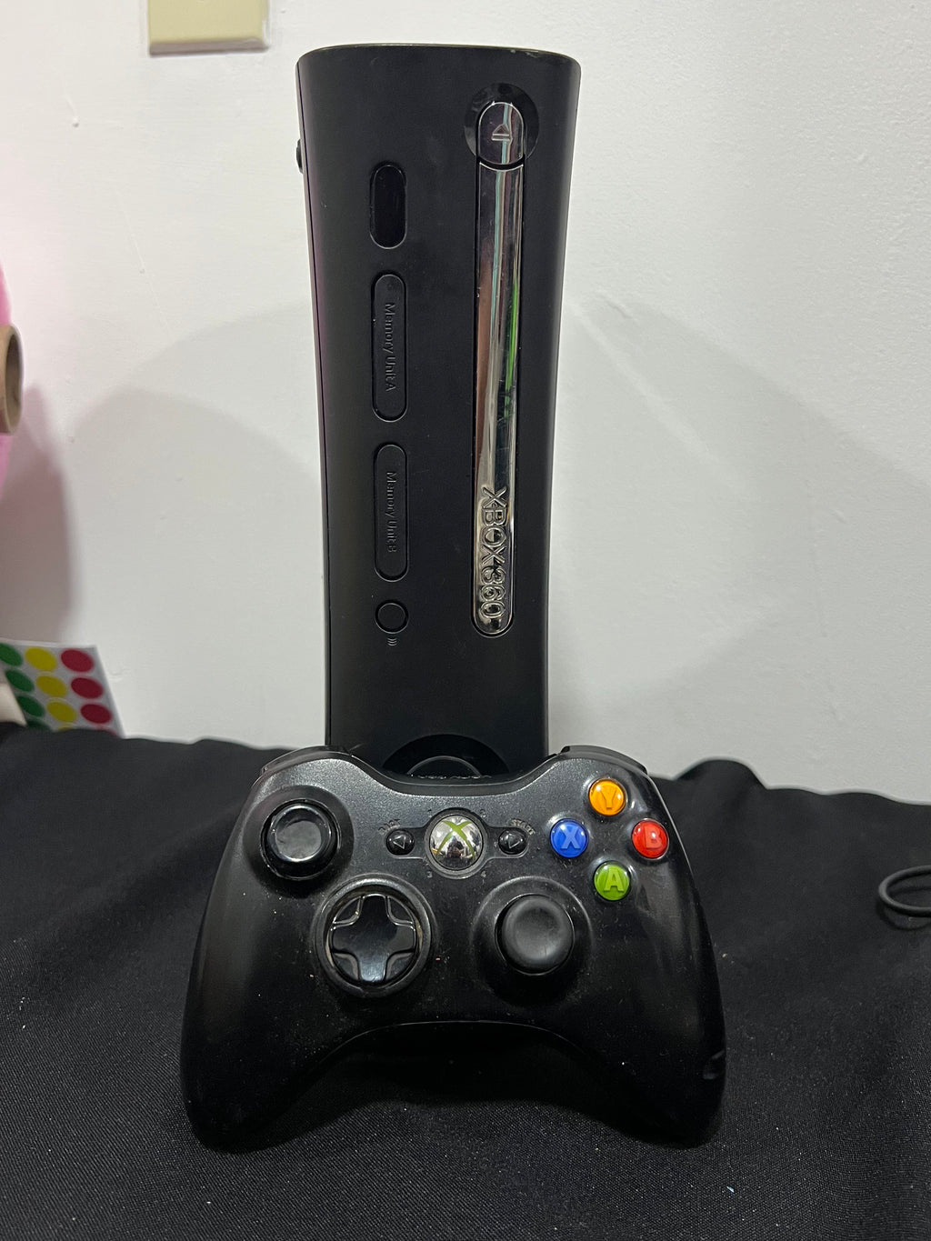 Xbox 360 Fat de 120GB incluye un control y un juego