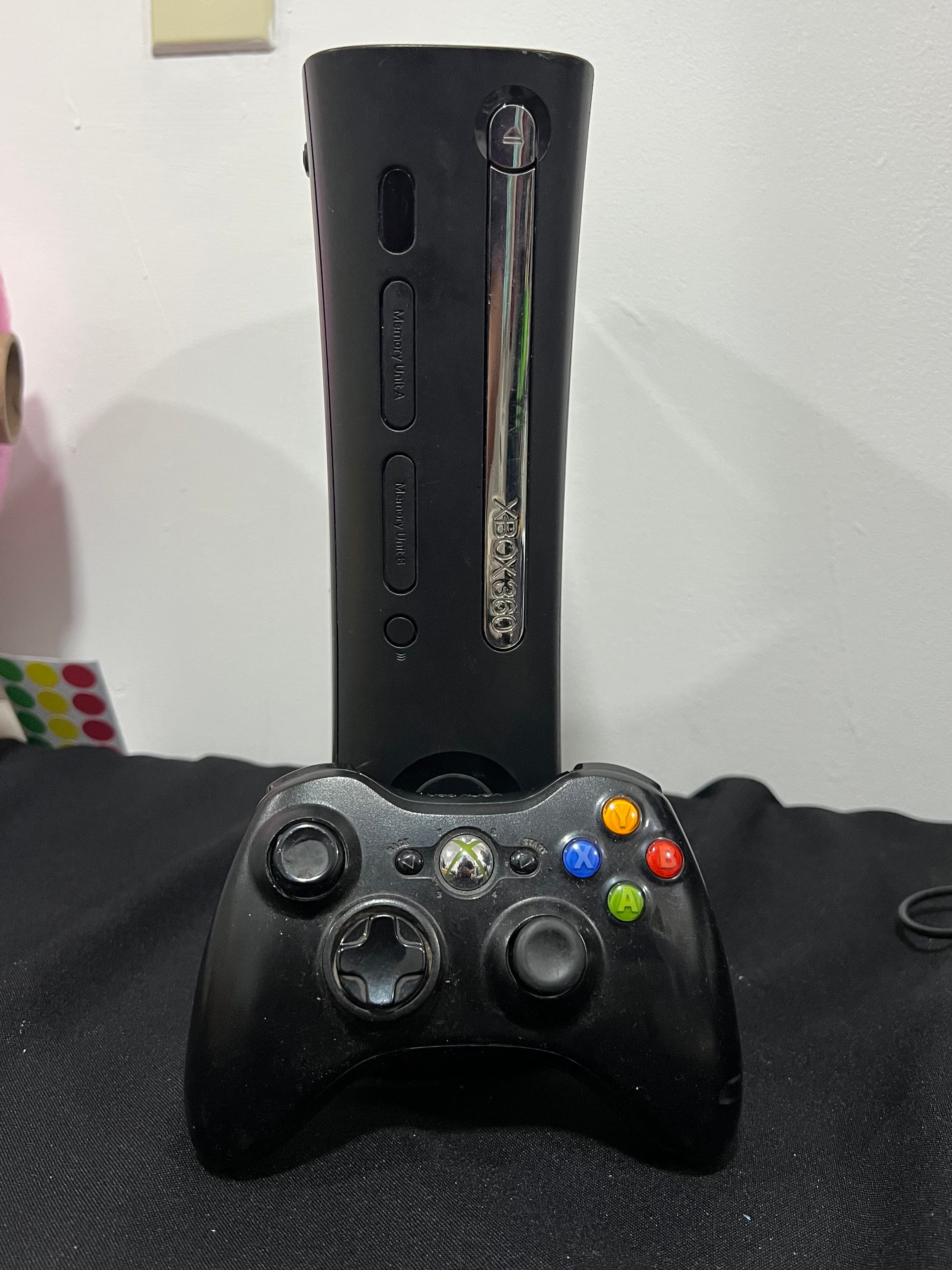 Xbox 360 Fat de 120GB incluye un control y un juego