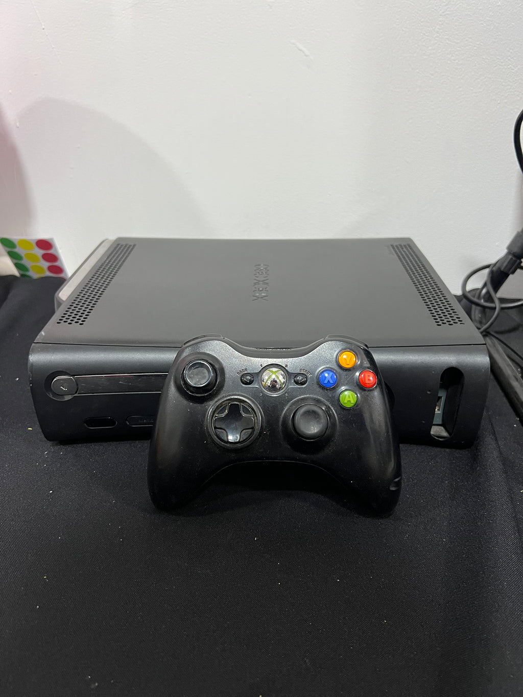 Xbox 360 Fat de 120GB incluye un control y un juego