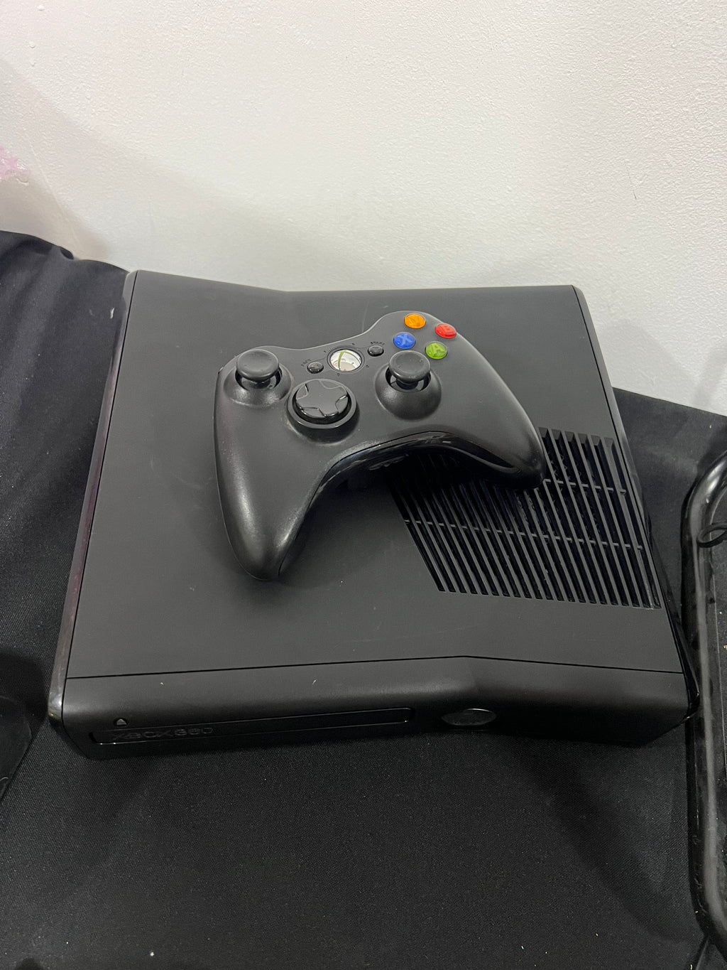 Xbox 360 Slim con juegos (incluye control y cables)