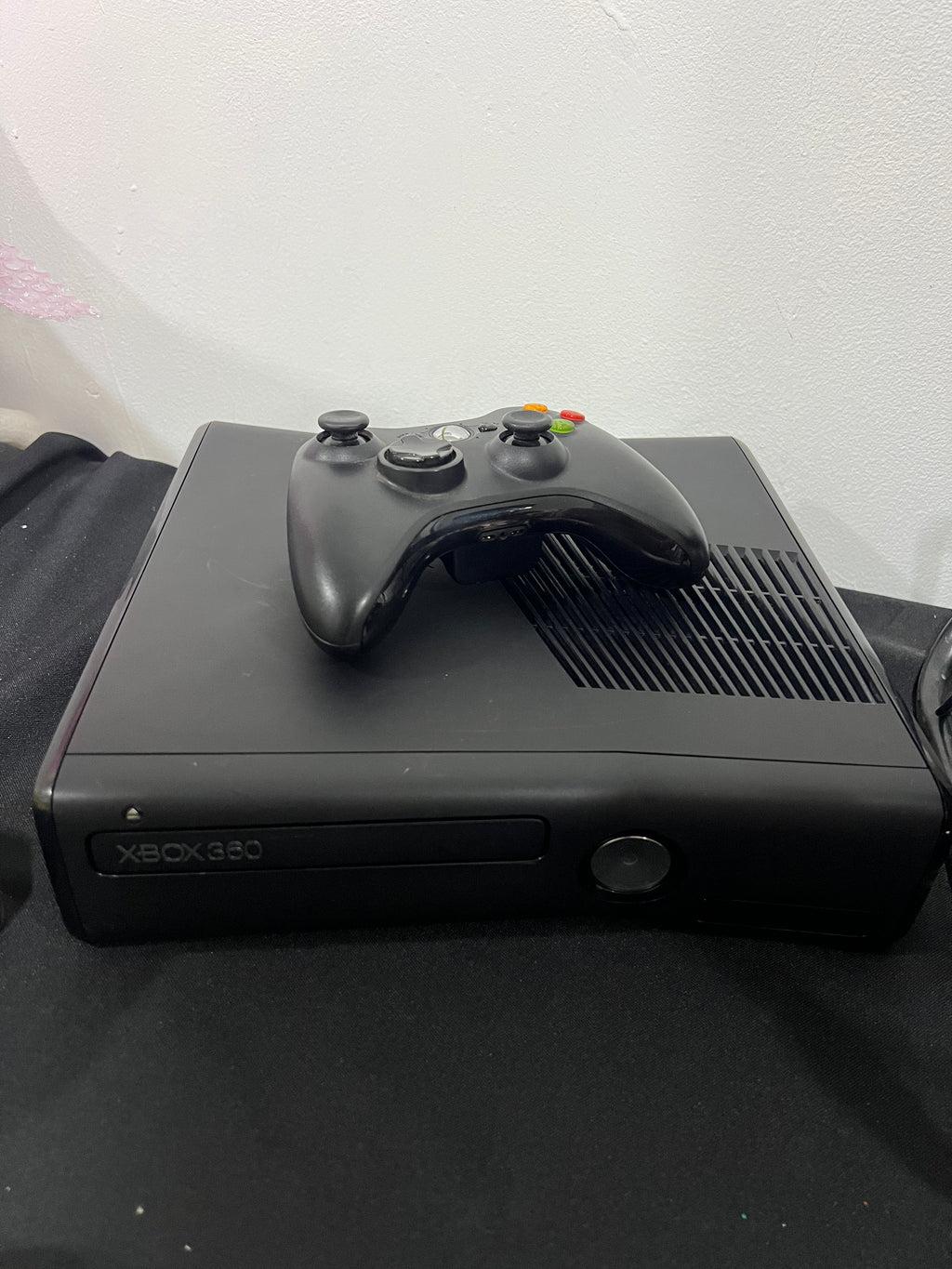 Xbox 360 Slim con juegos (incluye control y cables)