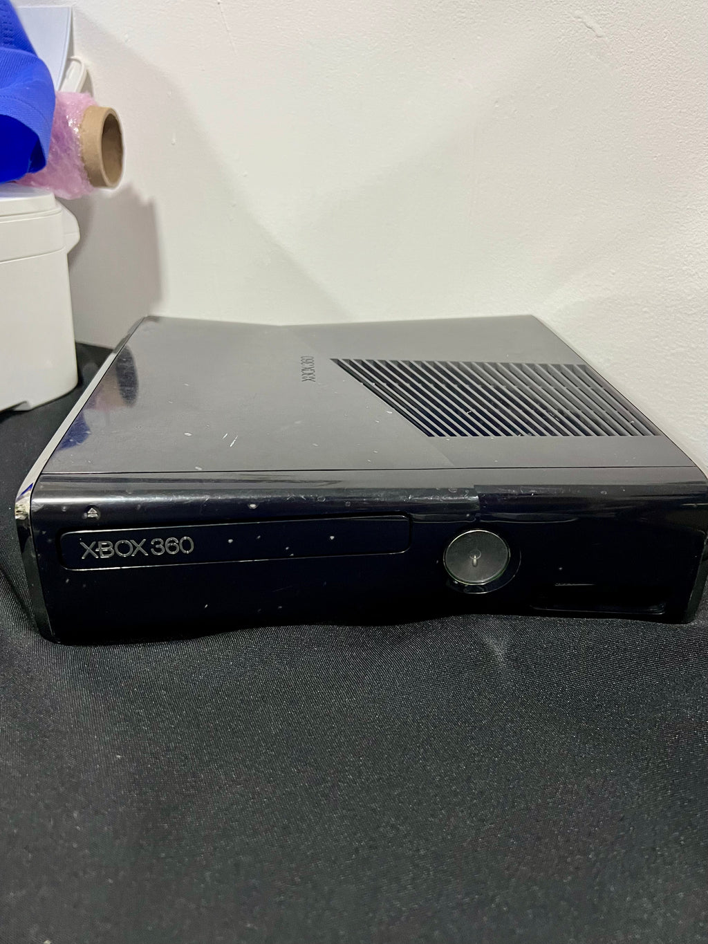 Xbox 360 Slim de 350G, Incluye un control y sus cables.