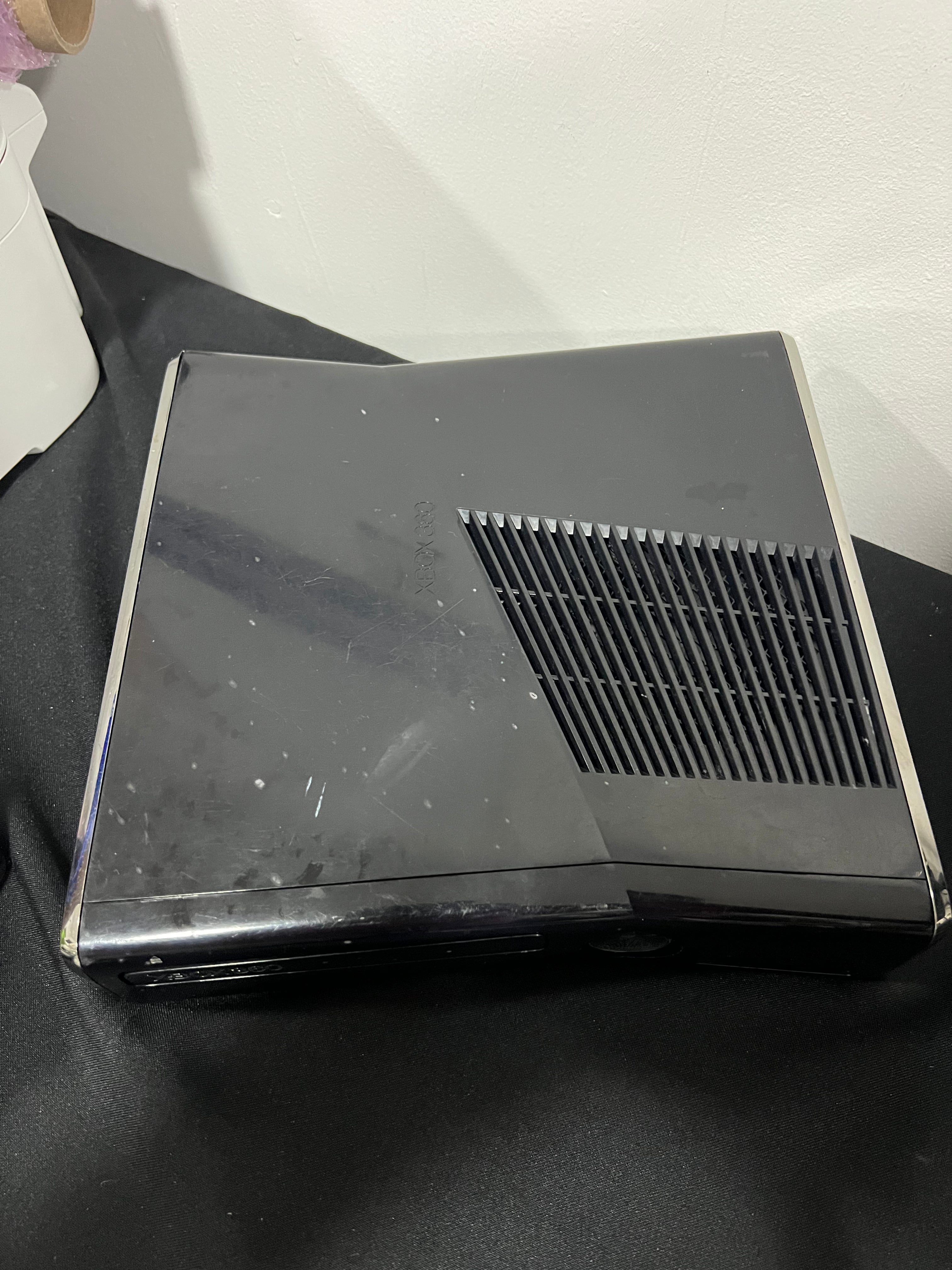 Xbox 360 Slim de 350G, Incluye un control y sus cables.