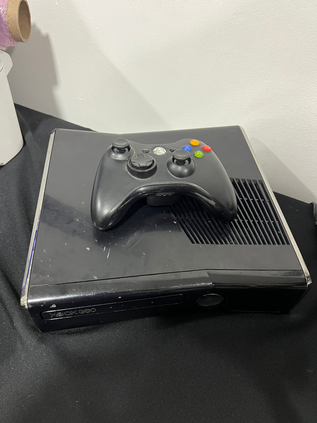 Xbox 360 Slim de 350G, Incluye un control y sus cables.