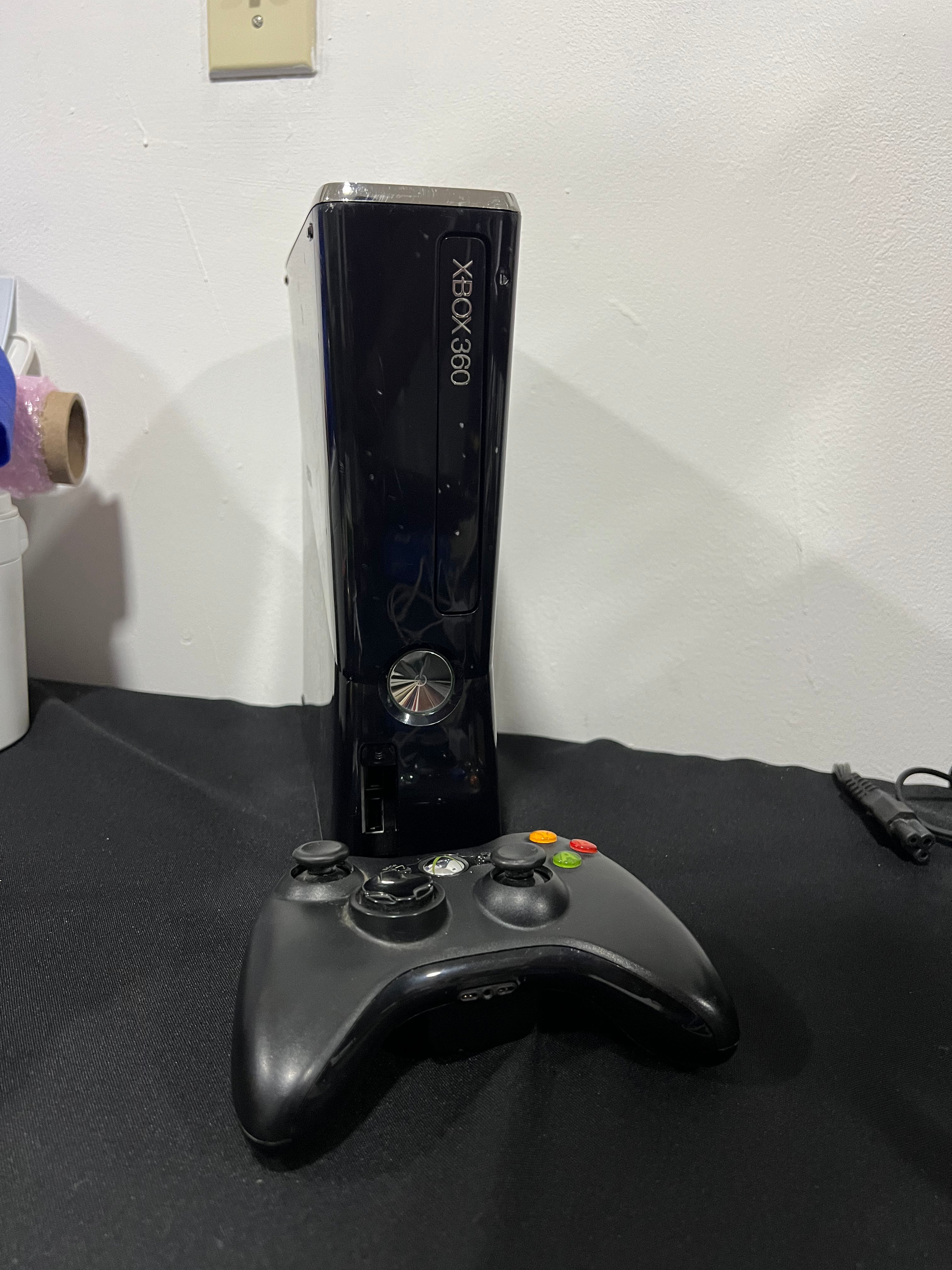 Xbox 360 Slim de 350G, Incluye un control y sus cables.